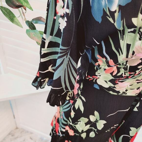 PARISIAN VINTAGE PETITE  BLACK BLUE RED FLORAL VNECK WITH RUFFLE SIZE 6 - Picture 8 of 8